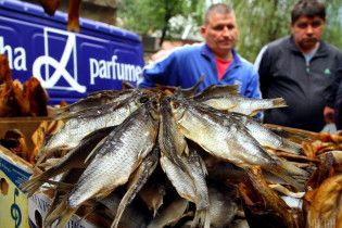 У Києві заборонили продаж в'яленої риби через смертельне отруєння