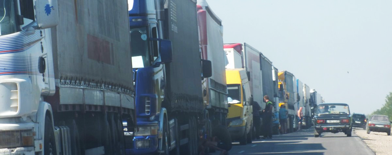 У столиці заборонили рух вантажівок у денний час