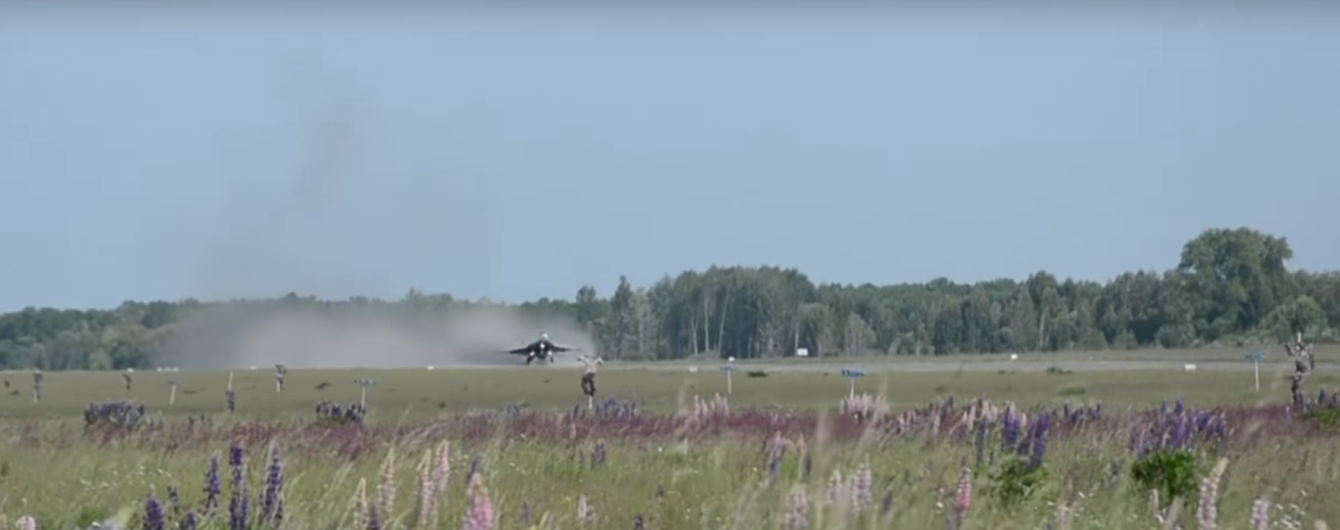 В Сети появилось захватывающее видео с учений курсантов-летчиков