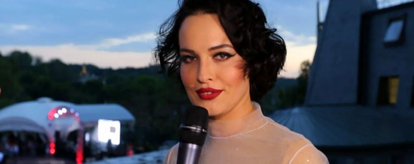Астафьева готовит любимому борщ с клюквой и развивает навыки материнства с совместным "ребенком"