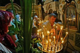 Християни східного та західного обрядів відзначають День Святої Трійці