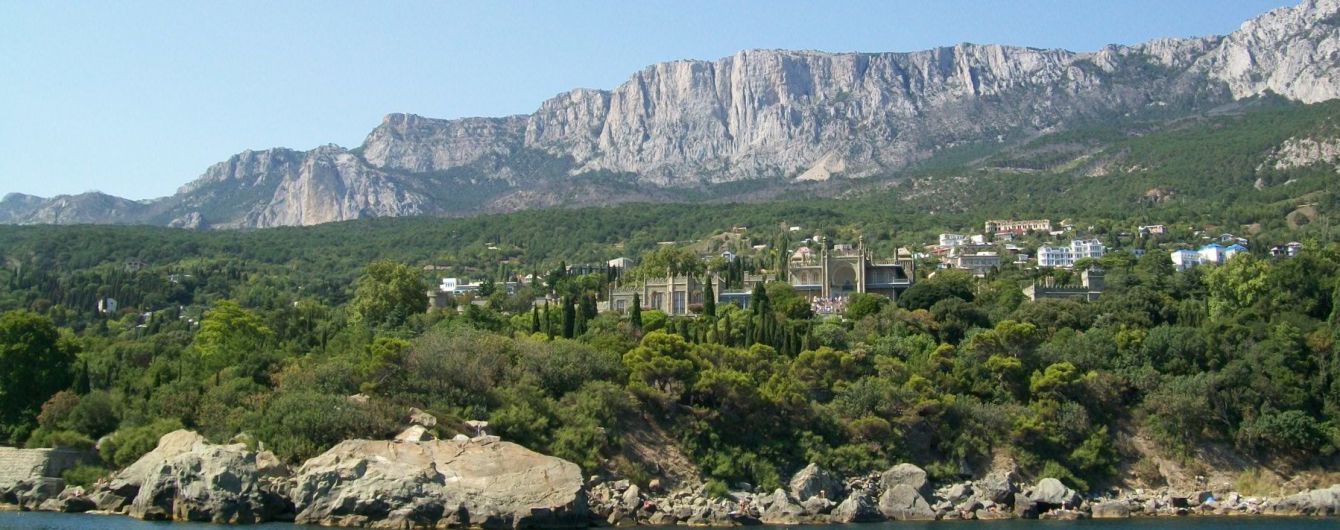 В оккупированном Крыму стремительно исчезает растительность. Фото с космоса до и после