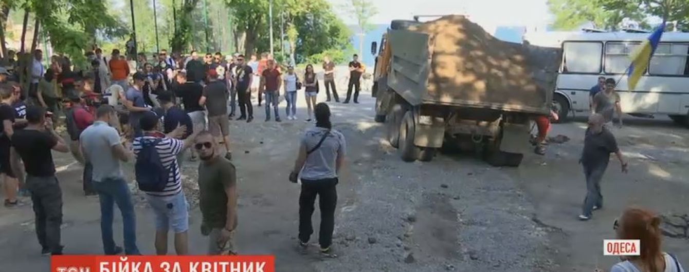 Одесити розтрощили приватну стоянку на узбережжі заради галявини