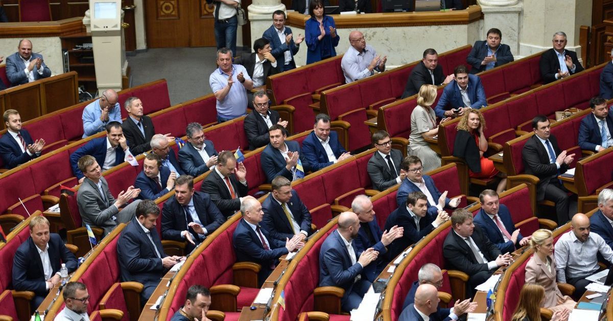 Украинцы не доверяют Раде, а из политиков больше симпатизируют Тимошенко и Гриценко - опрос