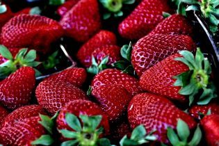 Идея для завтрака: сладкие рулеты с клубникой