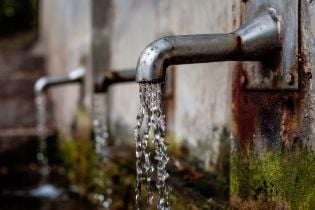 Беспилотник ОБСЕ зафиксировал масштабную течь на Южнодонбасском водопроводе