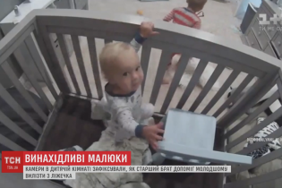 В сети появилось видео неожиданного побега с кровати маленьких вундеркиндов