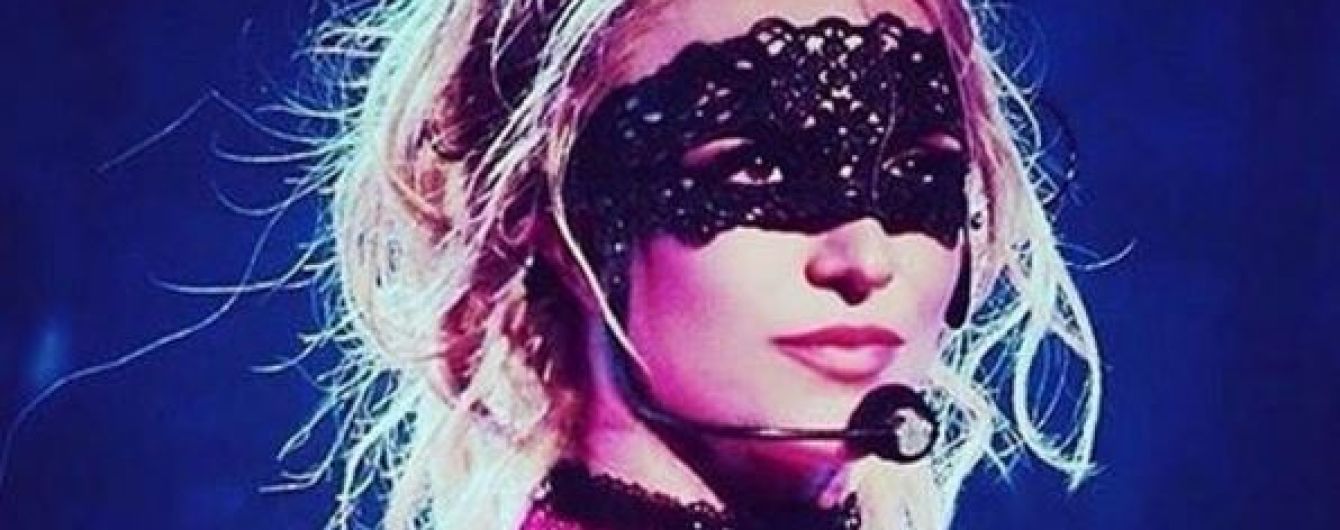 Бритни Спирс "высекла" 23-летнего любимого и страстно поцеловала его прямо на сцене