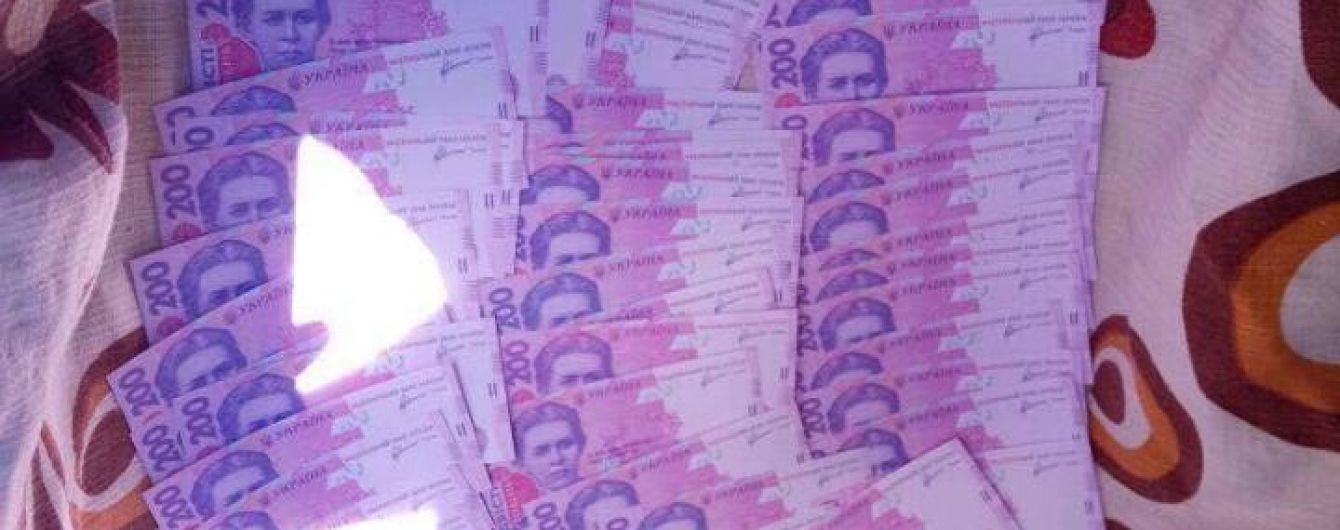 Директора черкасского аэропорта поймали на взятке