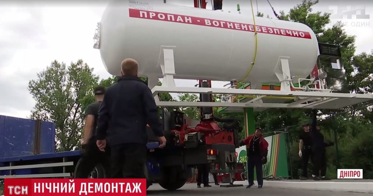 У Дніпрі за кілька годин демонтували півсотні заправок