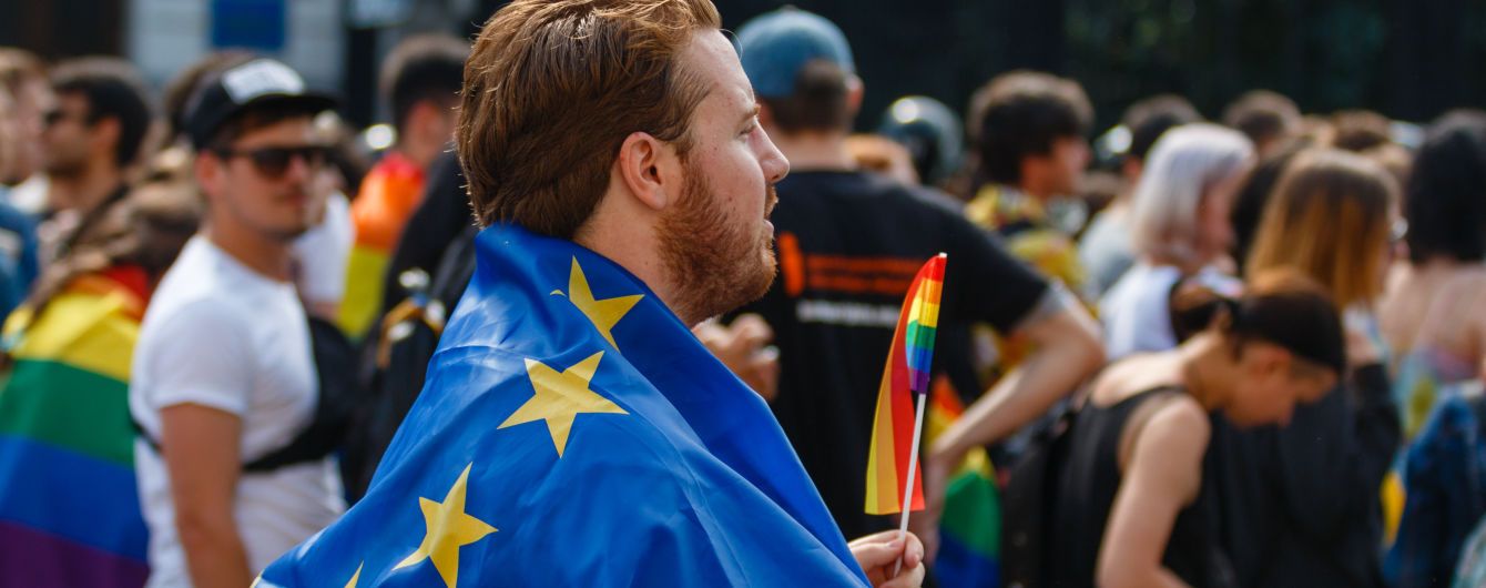 В Европарламенте раздали участникам ЧМ в России разноцветные шнурки в поддержку ЛГБТ
