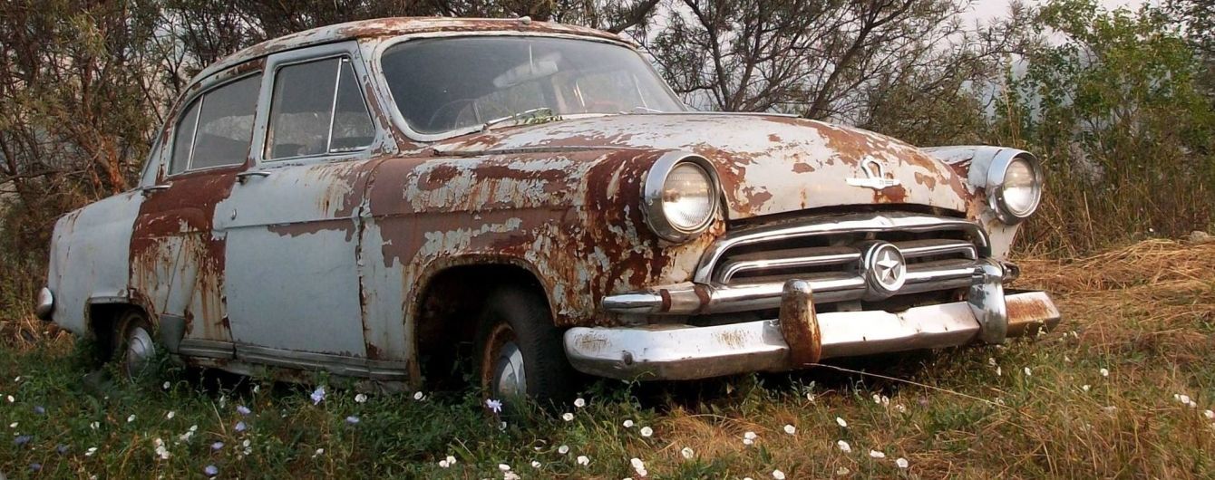В Киеве во дворах брошено более 600 автомобилей