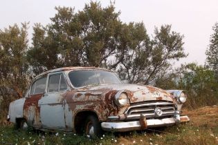 В Киеве во дворах брошено более 600 автомобилей