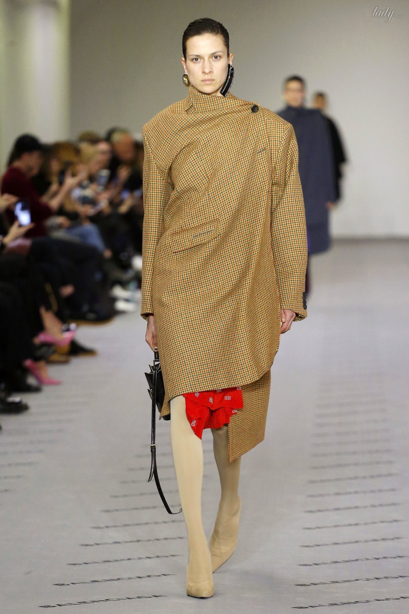 Коллекция Balenciaga прет-а-порте сезона осень-зима 2017-2018_2