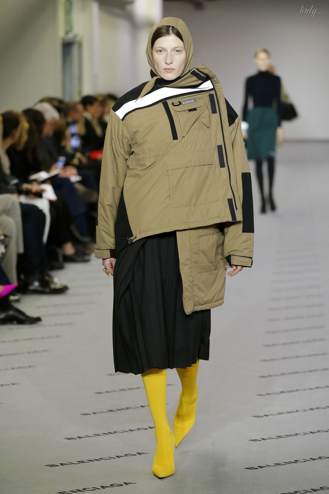 Коллекция Balenciaga прет-а-порте сезона осень-зима 2017-2018_21