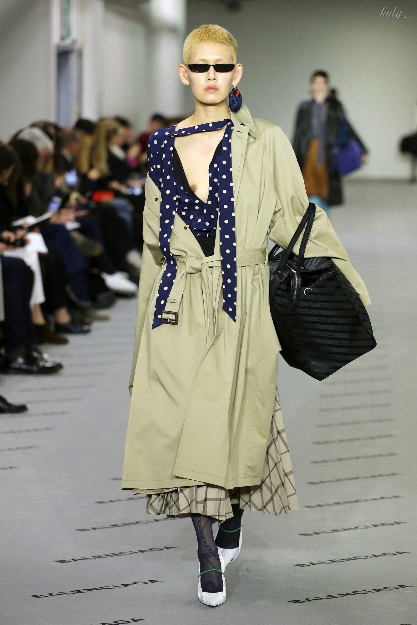 Коллекция Balenciaga прет-а-порте сезона осень-зима 2017-2018_23