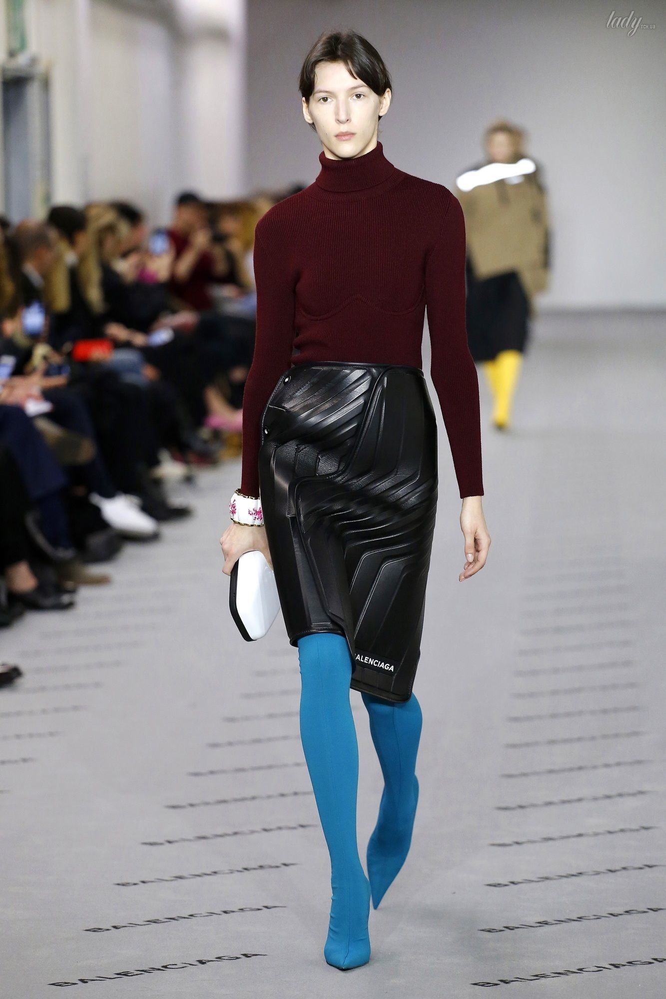 Коллекция Balenciaga прет-а-порте сезона осень-зима 2017-2018_20