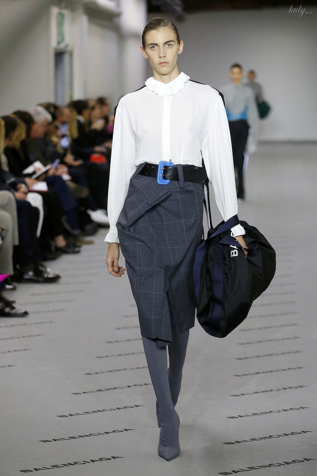 Коллекция Balenciaga прет-а-порте сезона осень-зима 2017-2018_13