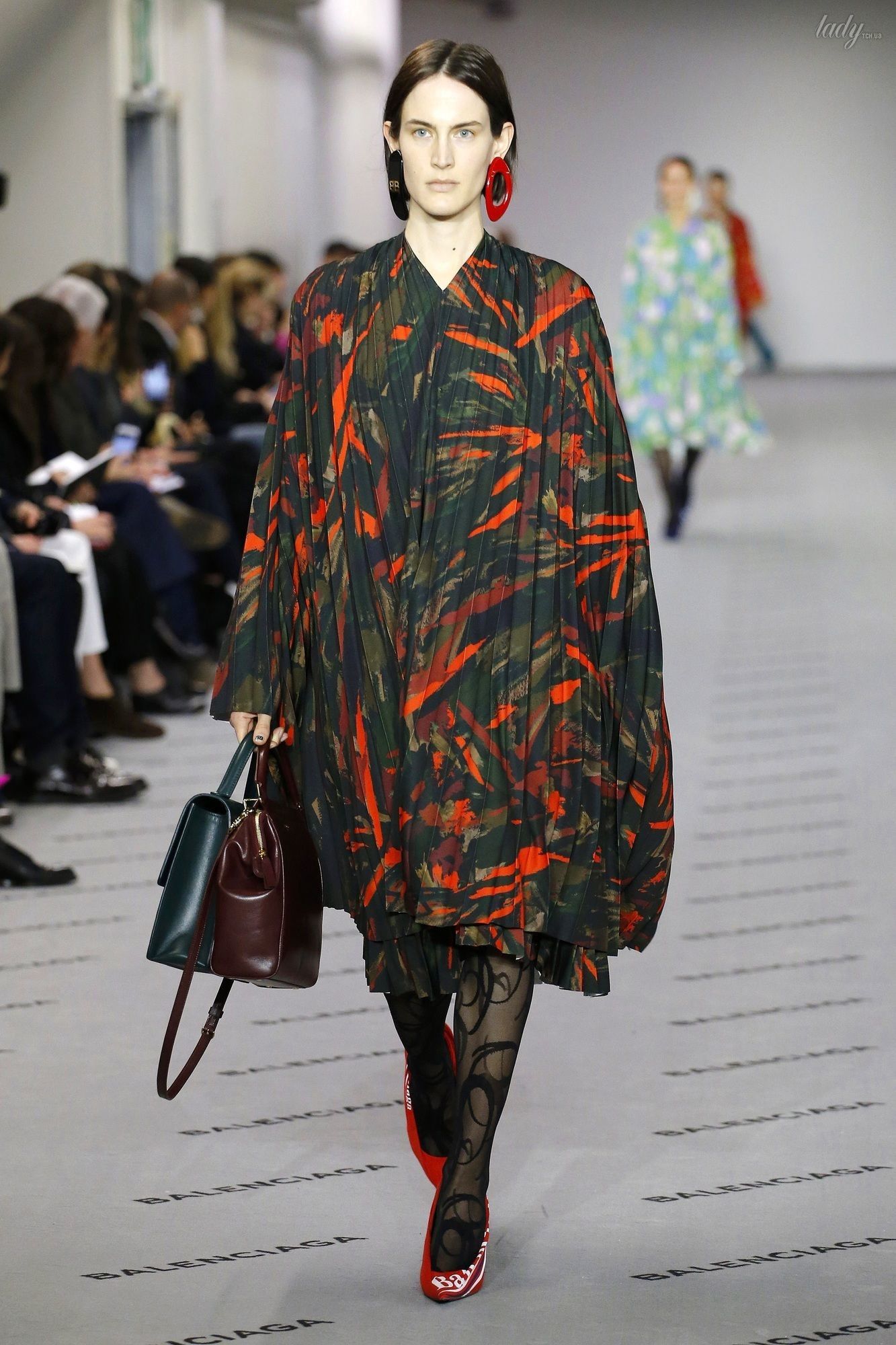 Коллекция Balenciaga прет-а-порте сезона осень-зима 2017-2018_30