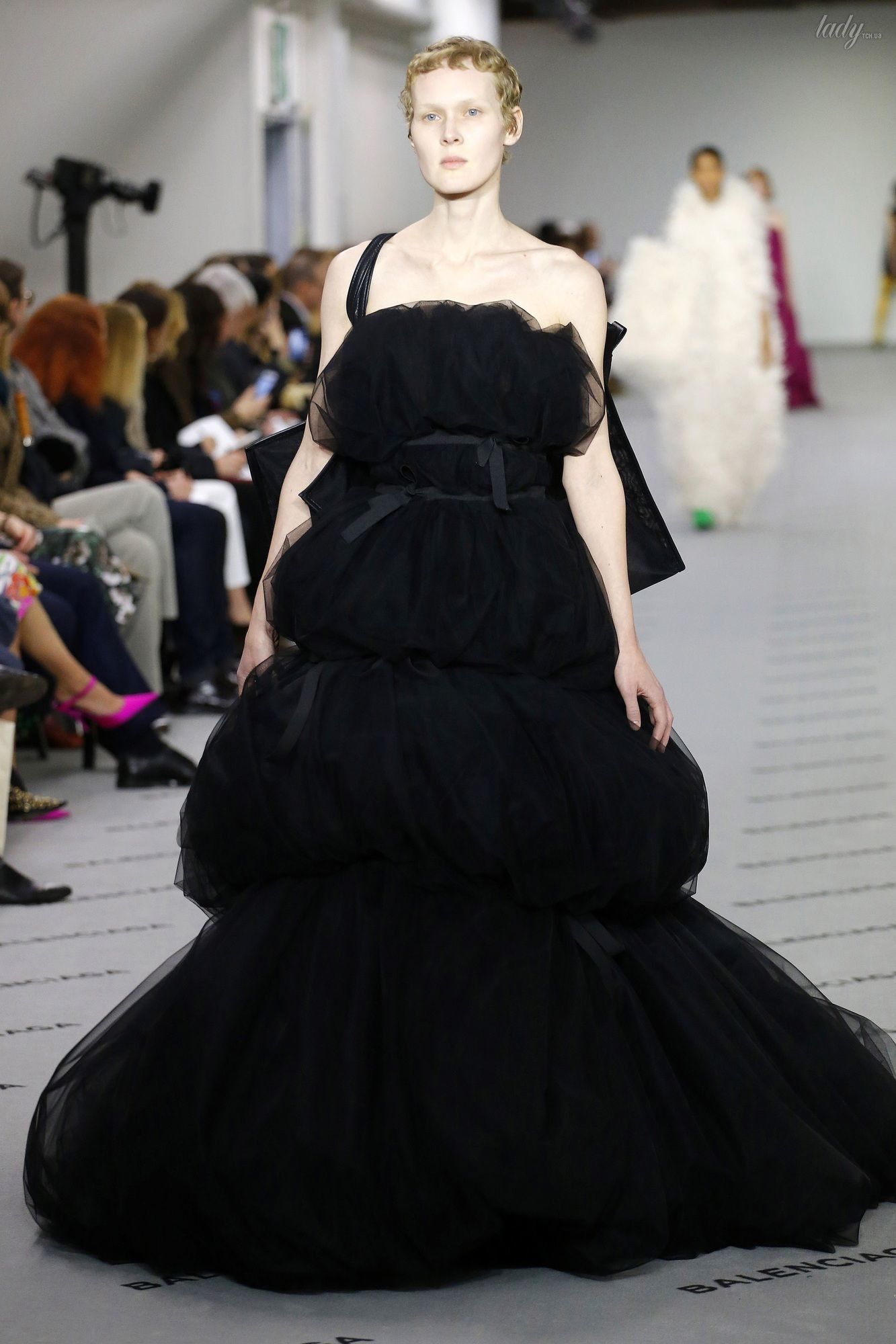 Коллекция Balenciaga прет-а-порте сезона осень-зима 2017-2018_45