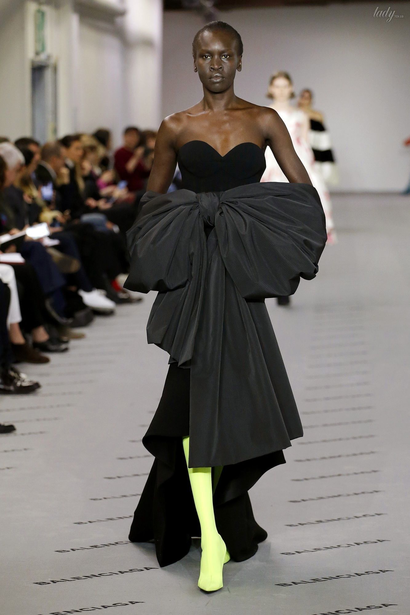 Коллекция Balenciaga прет-а-порте сезона осень-зима 2017-2018_41