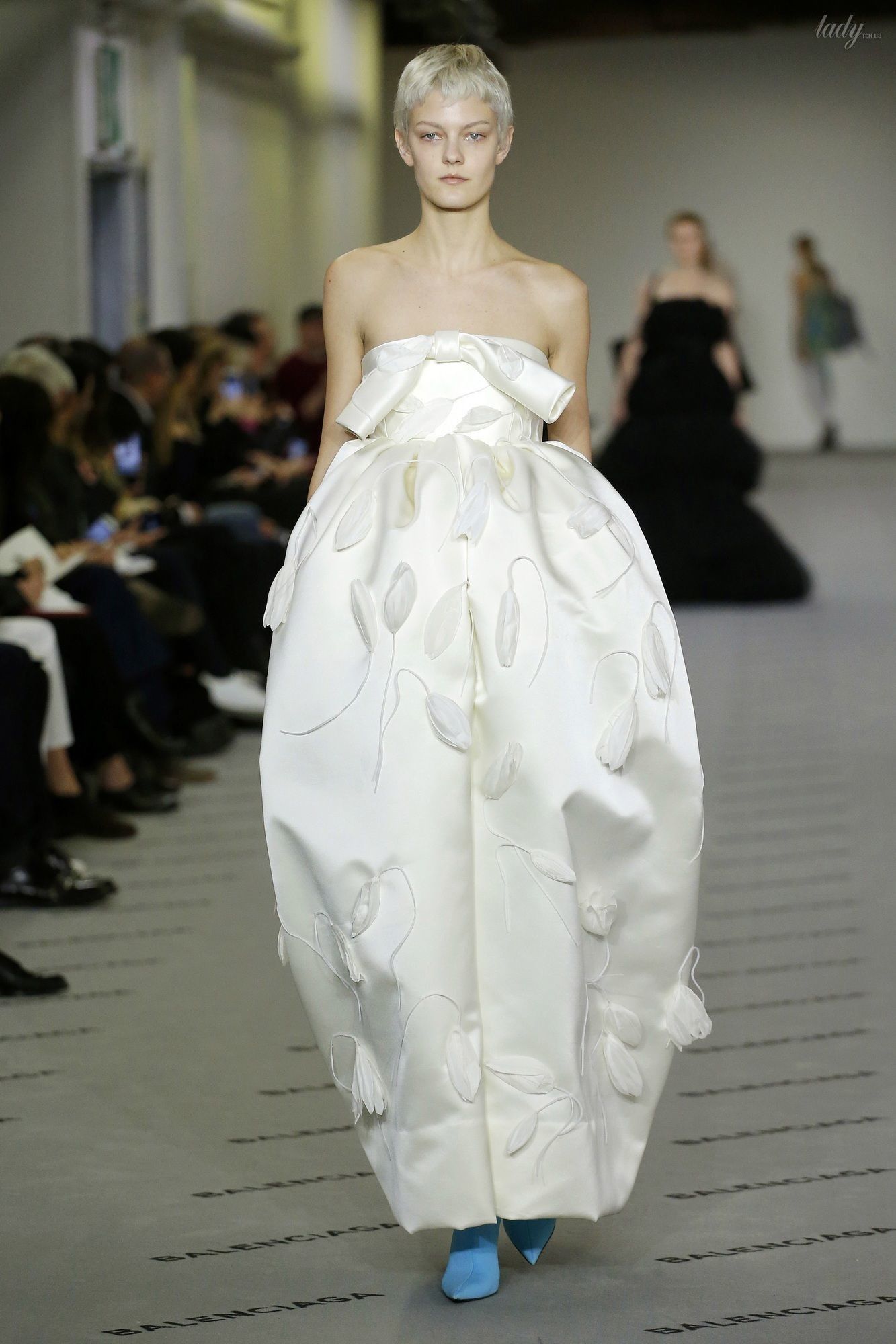 Коллекция Balenciaga прет-а-порте сезона осень-зима 2017-2018_44