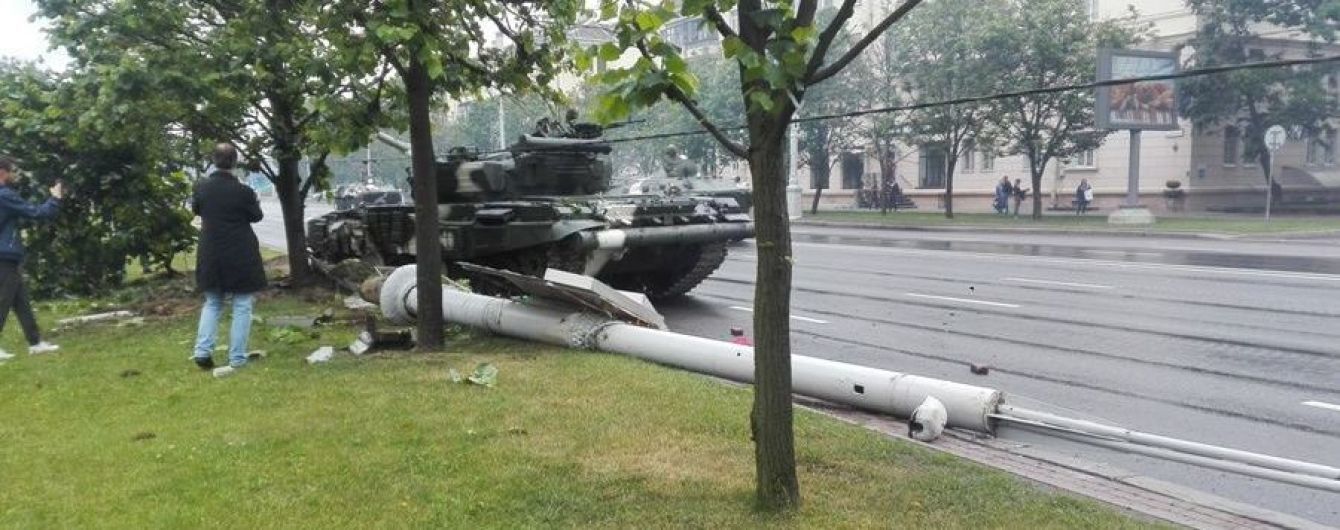В Минске во время репетиции парада танк на скорости сбил столб