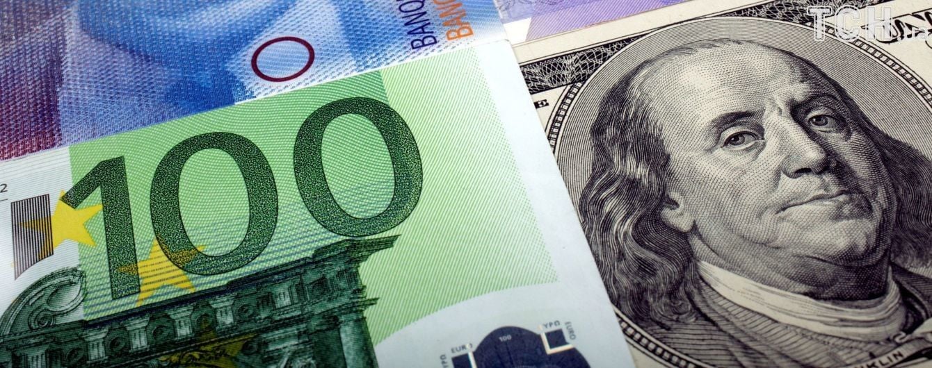Доллар и евро подешевели в курсах Нацбанка на 10 октября. Инфографика