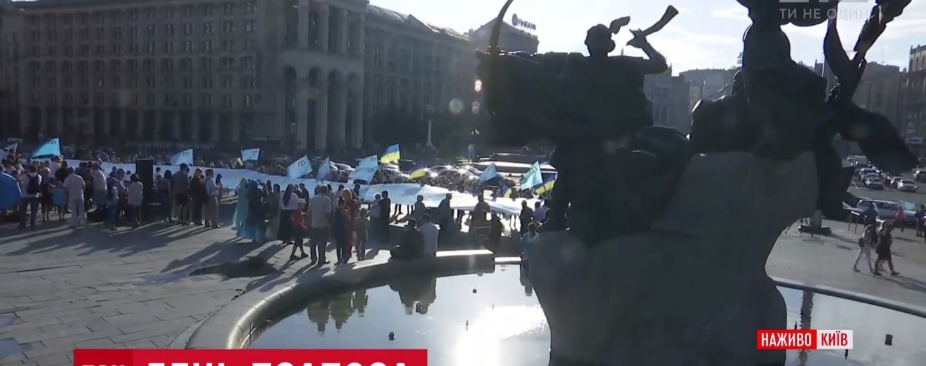 Кримськотатарські прапори підняли над усіма посольствами України у світі