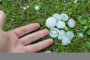 Побережье Черного моря на Херсонщине засыпало огромным градом