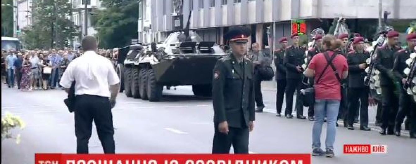 Порошенко прийшов попрощатися з полковником Шаповалом, який загинув у теракті
