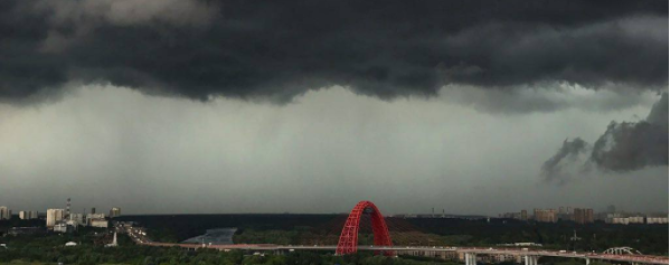 Град й затоплені вулиці. Москву вкрила негода