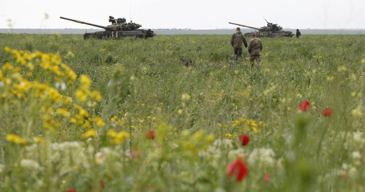 Боевики обстреляли Красногоровку и Новгородское: пятеро украинских военных погибли