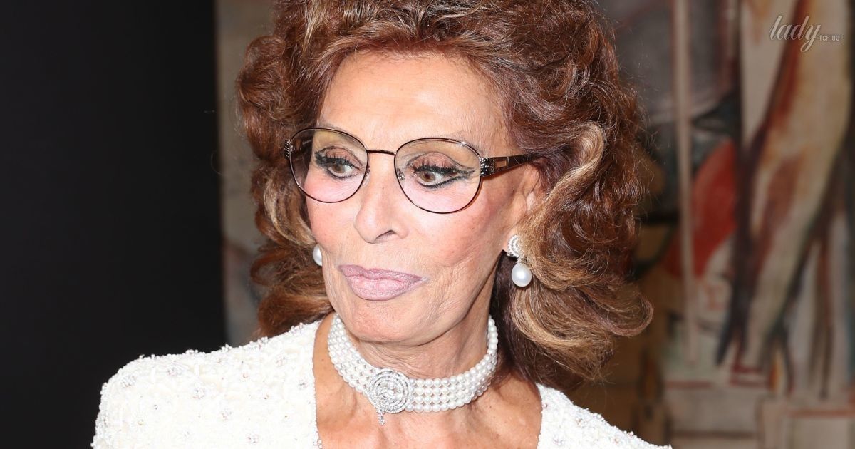 Хороша: 82-летняя Софи Лорен в наряде с глубоким декольте посетила показ Armani Prive