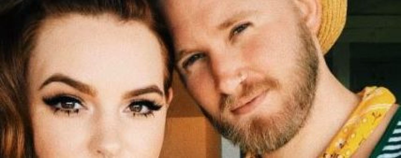 Модель plus-size Тесс Холлидей порелаксировала в бассейне с любимым