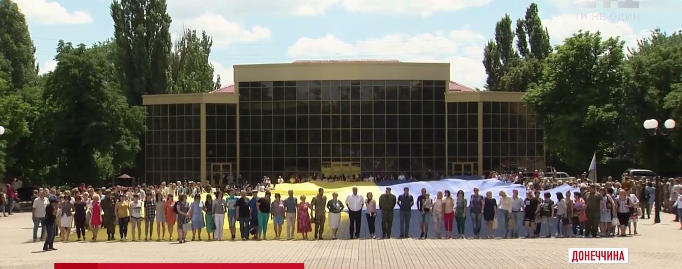 Гігантський прапор і спогади очевидців: Бахмут відсвяткував 3-річчя звільнення від "ДНР"