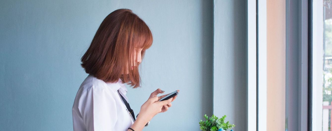 У Китаї молода жінка осліпла на одне око після безперервної гри на смартфоні протягом дня