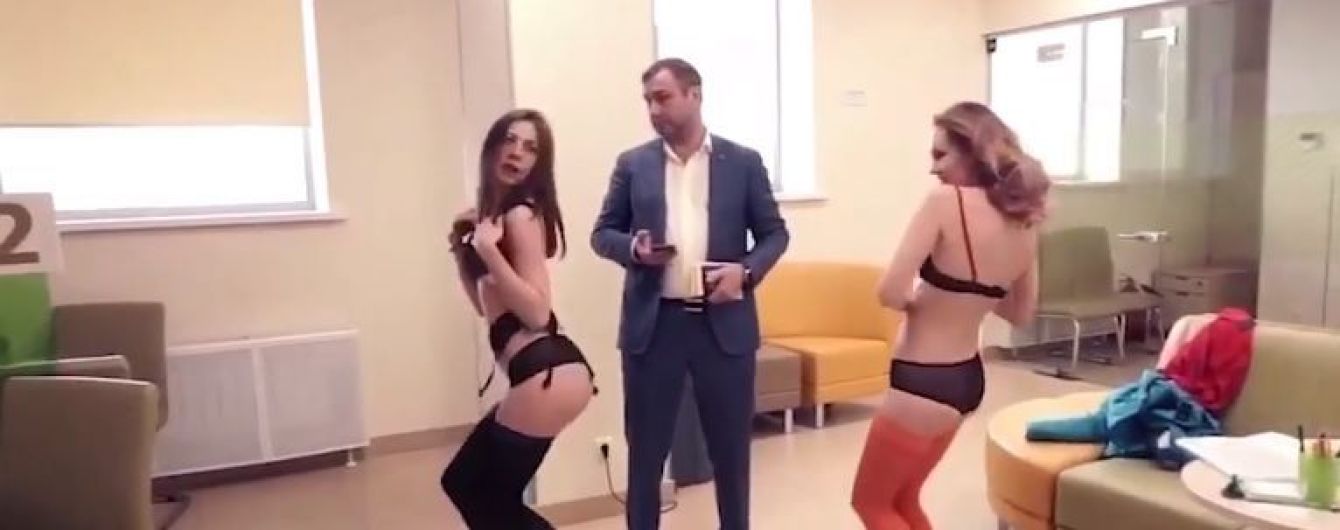 В России раздраженный клиент пригласил в "Сбербанк" стриптизерш, чтобы проучить персонал