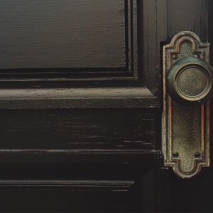 У Сумах копи вночі виламали двері квартири через гучний дитячий плач