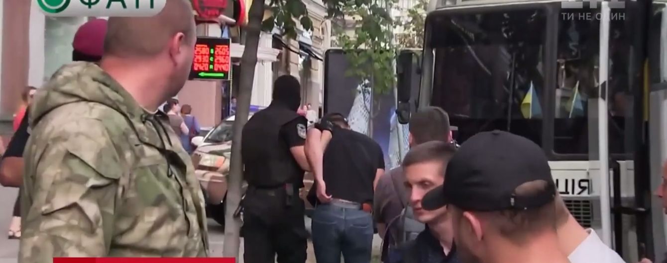 У Києві іномарка на польських номерах намагалася втекти від поліції людним тротуаром