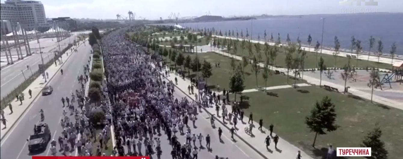 У Туреччині з Анкари в Стамбул вирушив багатотисячний натовп противників Ердогана