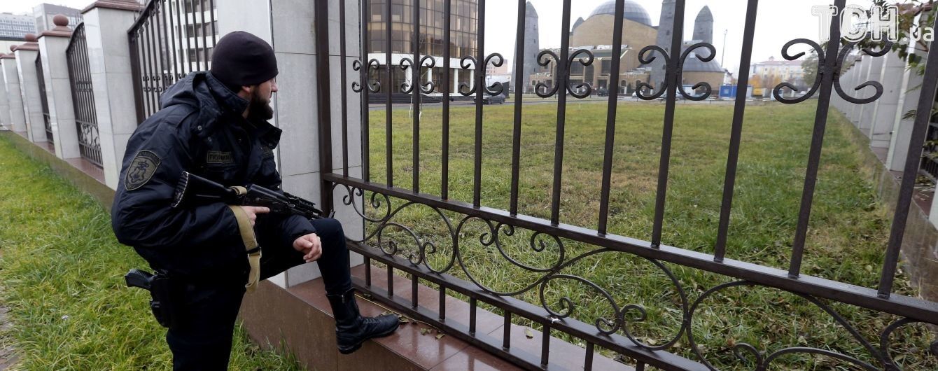 Родственников задержанного чеченского правозащитника выгнали из дома полицейские