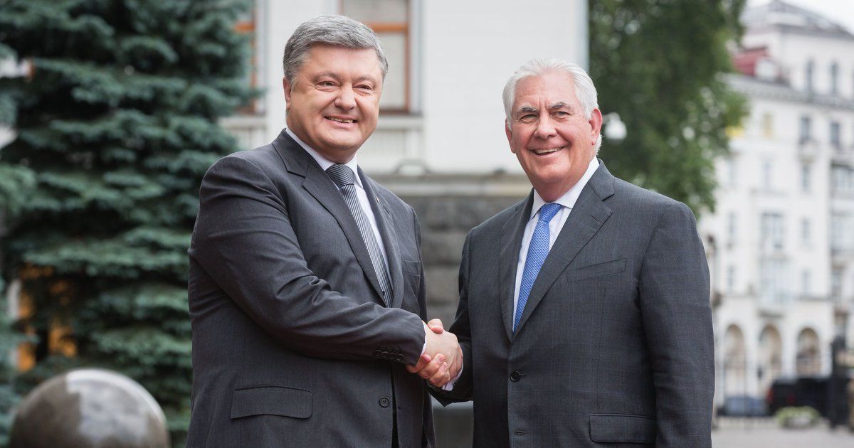 Порошенко час говорил с Тиллерсоном за закрытыми дверями. Что известно о переговорах
