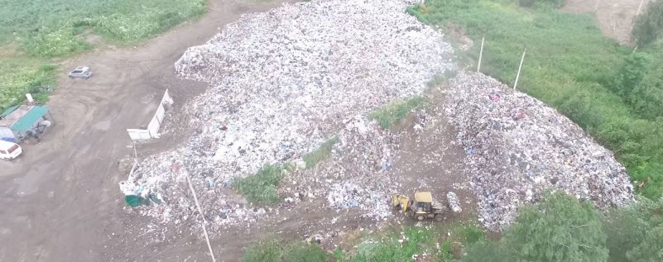 На околиці Львова з висоти пташиного польоту зняли нове гігантське сміттєзвалище