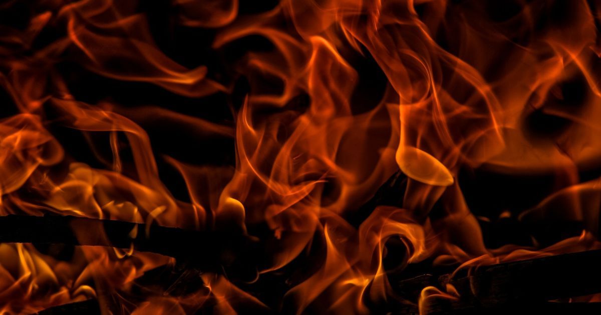 У Києві на Позняках спалахнули три авто