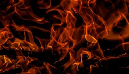 Огонь на военных складах под Винницей тушат пожарными танками