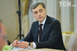 "Что с Сурковым?" В Сети появилось фото болезненного "куратора боевиков" с палочкой