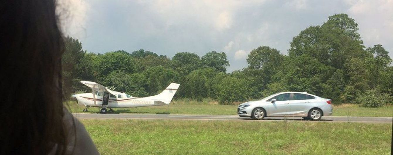 У США літак екстремально приземлився на автомагістраль