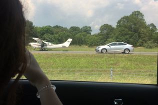 У США літак екстремально приземлився на автомагістраль