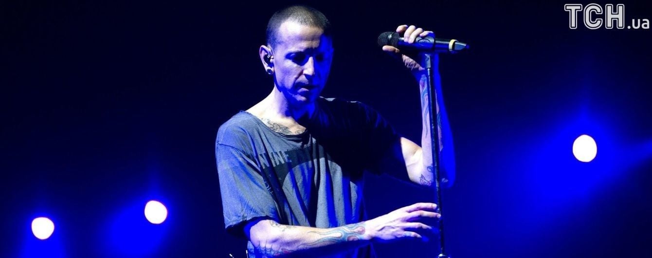 Шанувальники несуть квіти до будинку лідера Linkin Park, де він вчинив самогубство